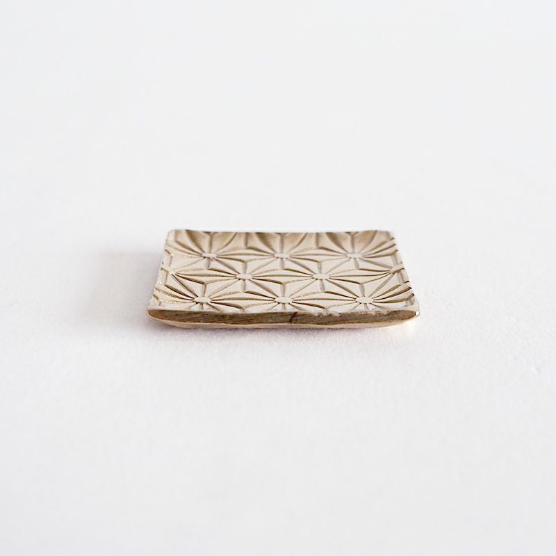 薄い形状で使いやすい箸置きです