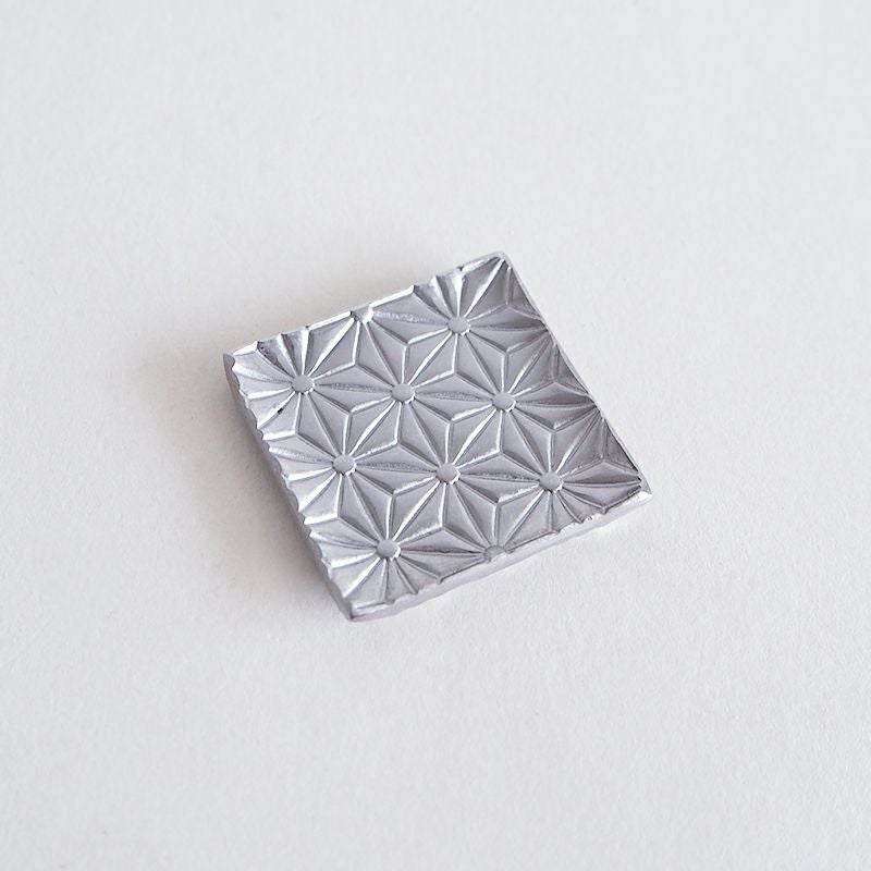 伝統紋様の麻の葉が刻まれた箸置きです