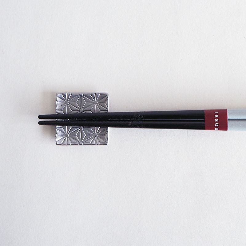 シルバーがスタイリッシュな印象