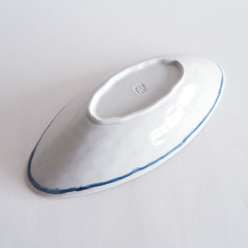 深みがあるボート型のうつわです