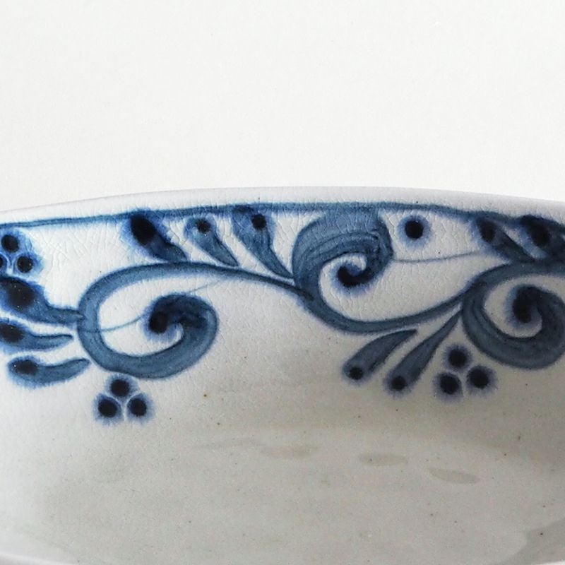 貫入と絵柄のにじみ具合が絶妙です