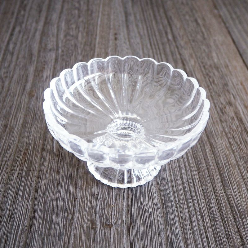 アイスクリームなど定番のデザートに似合うグラスです