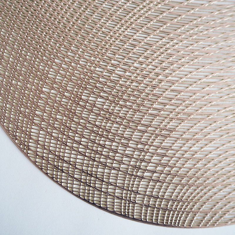 ゴールドが煌びやかなランチョンマットです