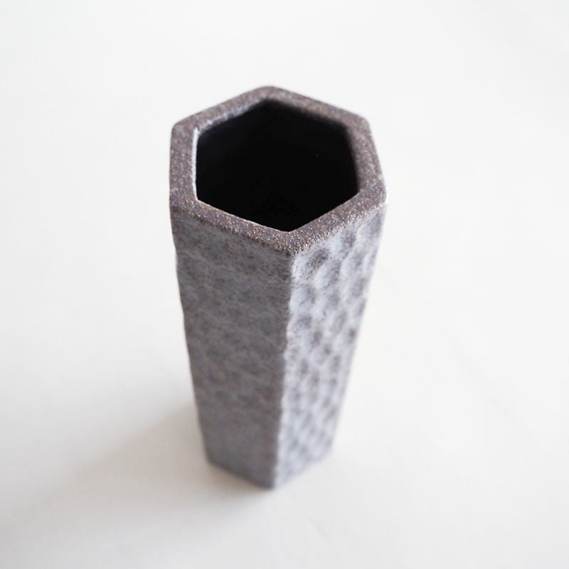 シンプルな六角の花瓶です