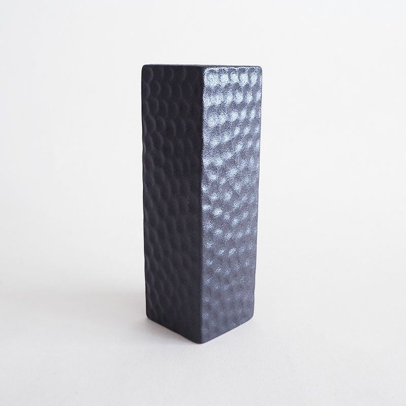 シンプルな四角の花瓶です