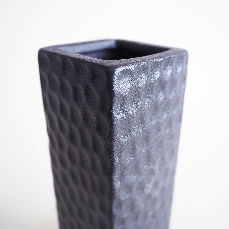 表面の凹凸がモダンな印象です