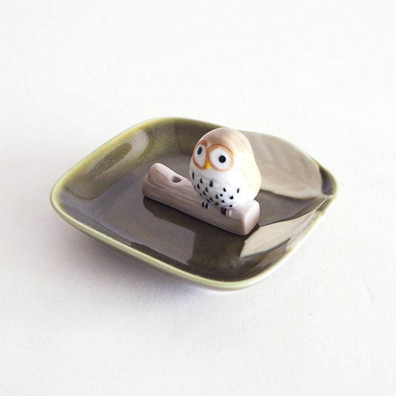 ふくろうの香立と陶器皿のセットです