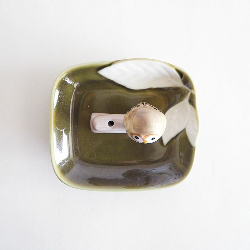 ふくろうの香立と陶器皿のセットです