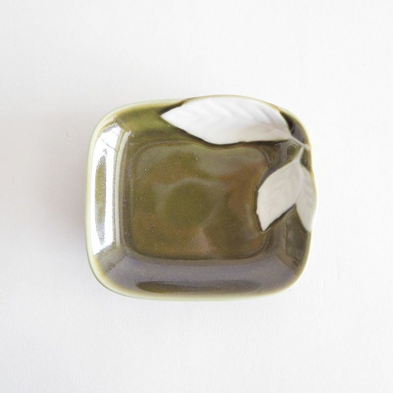 白い葉っぱがアクセントになっています