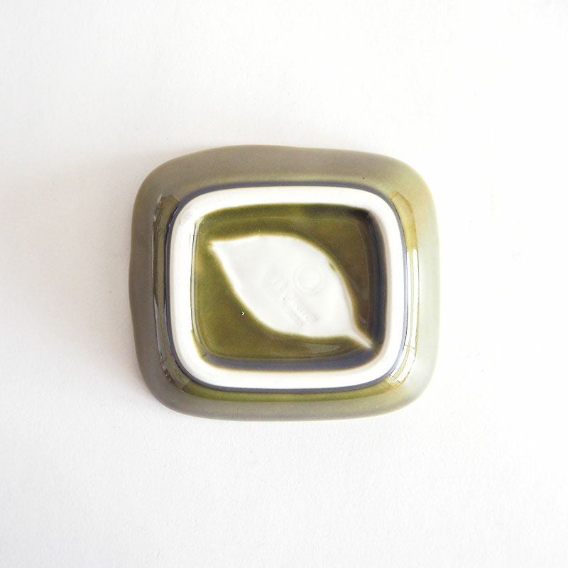 裏面にも葉っぱのデザインが入っています