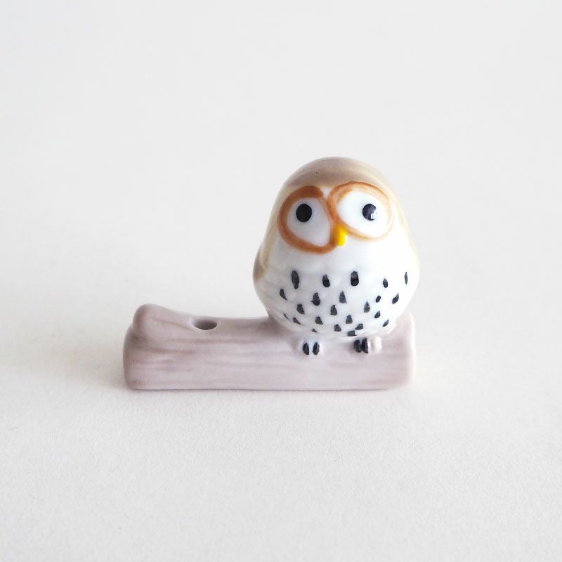 止まり木にちょこんと乗った姿がかわいい