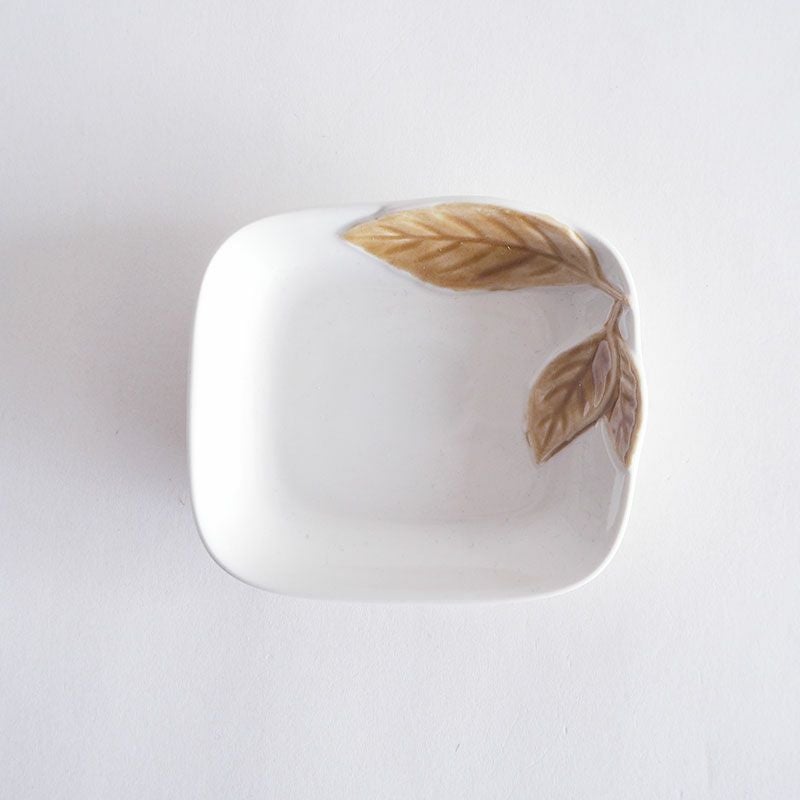 ブラウンの葉っぱがアクセントとなっています