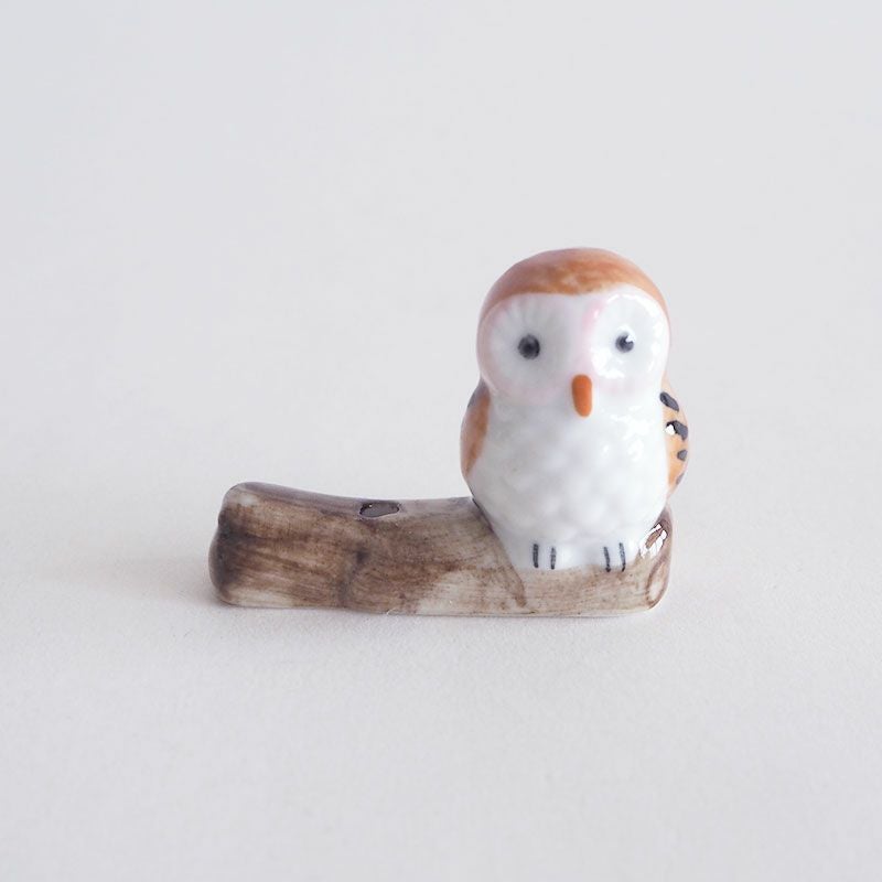 止まり木にちょこんと乗った姿がかわいい