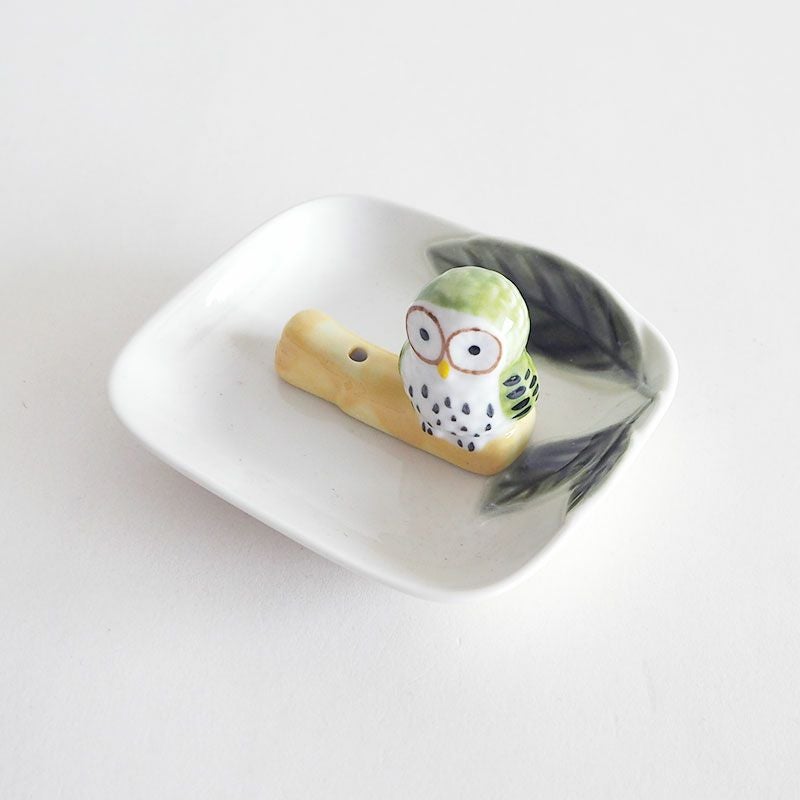 ふくろうの香立と陶器皿のセットです