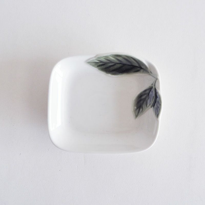 お皿にはグリーンの葉っぱが描かれています