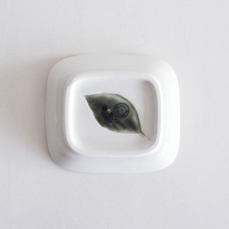 裏面にもグリーンの葉っぱが描かれています