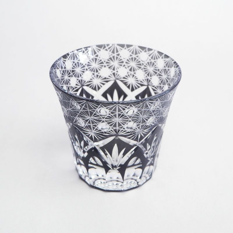 細部までこだわったカット加工が美しいデザインです