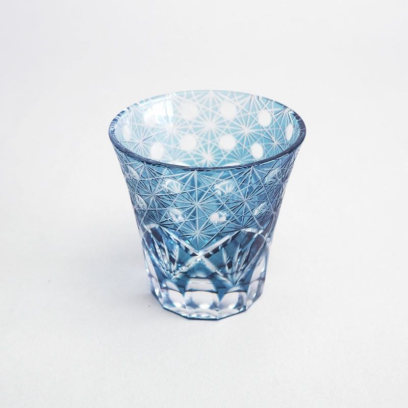 細部までこだわったカット加工が美しいデザインです