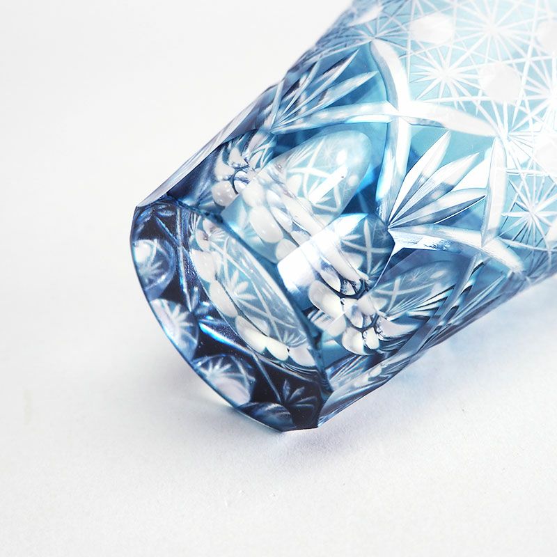 カットした面が透けて絵柄が重なり合うように見えます