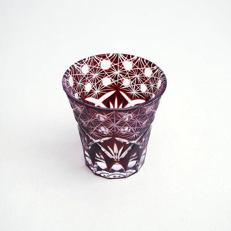 細部までこだわったカット加工が美しいデザインです