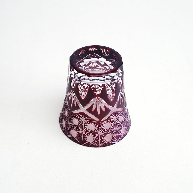 細部までこだわったカット加工が美しいデザインです