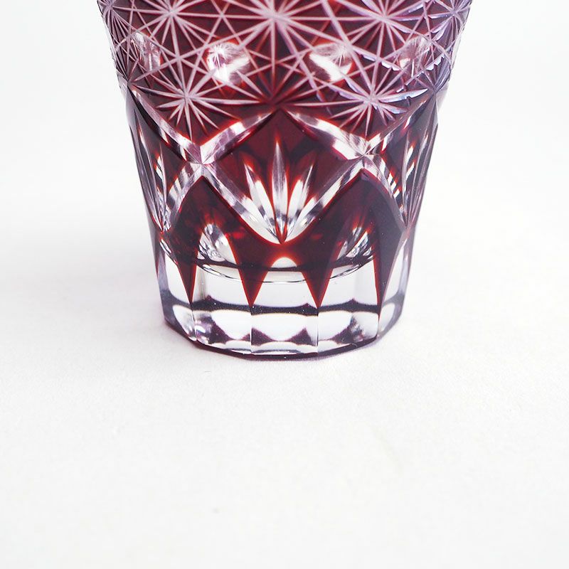 カットした面が透けてガラスとのコントラストが美しい