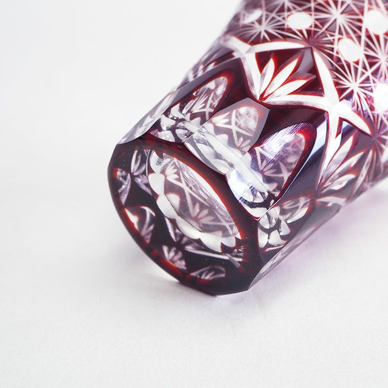 カットした面が透けて絵柄が重なり合うように見えます