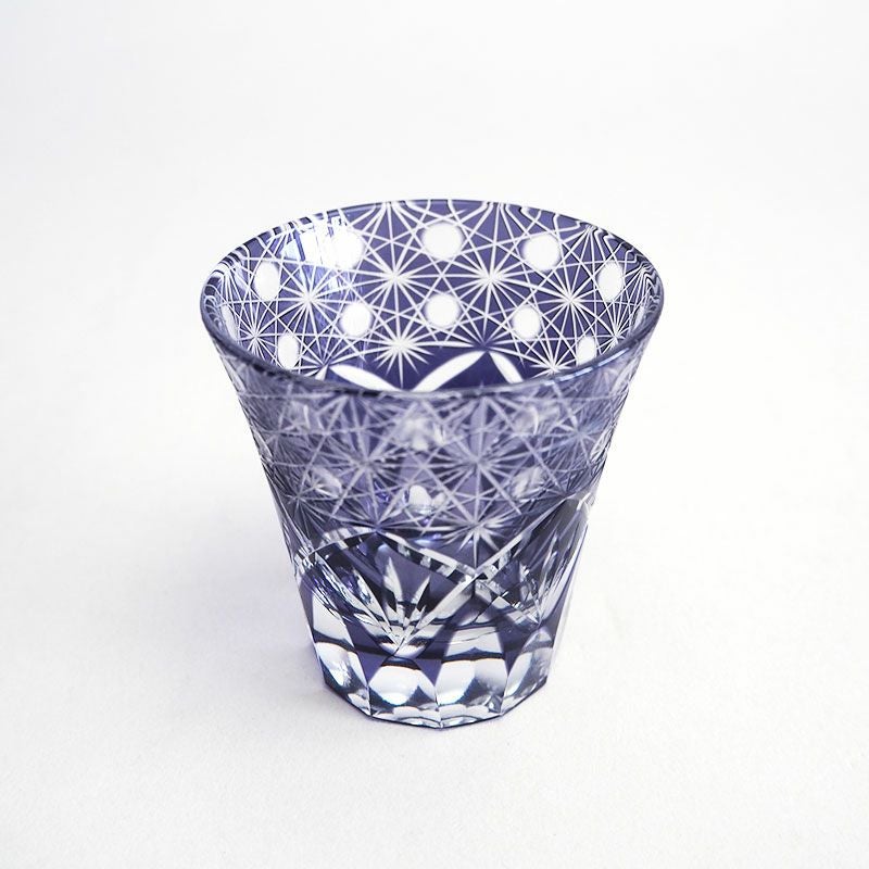 細部までこだわったカット加工が美しいデザインです