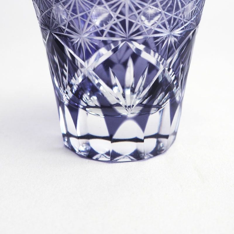 カットした面が透けてガラスとのコントラストが美しい