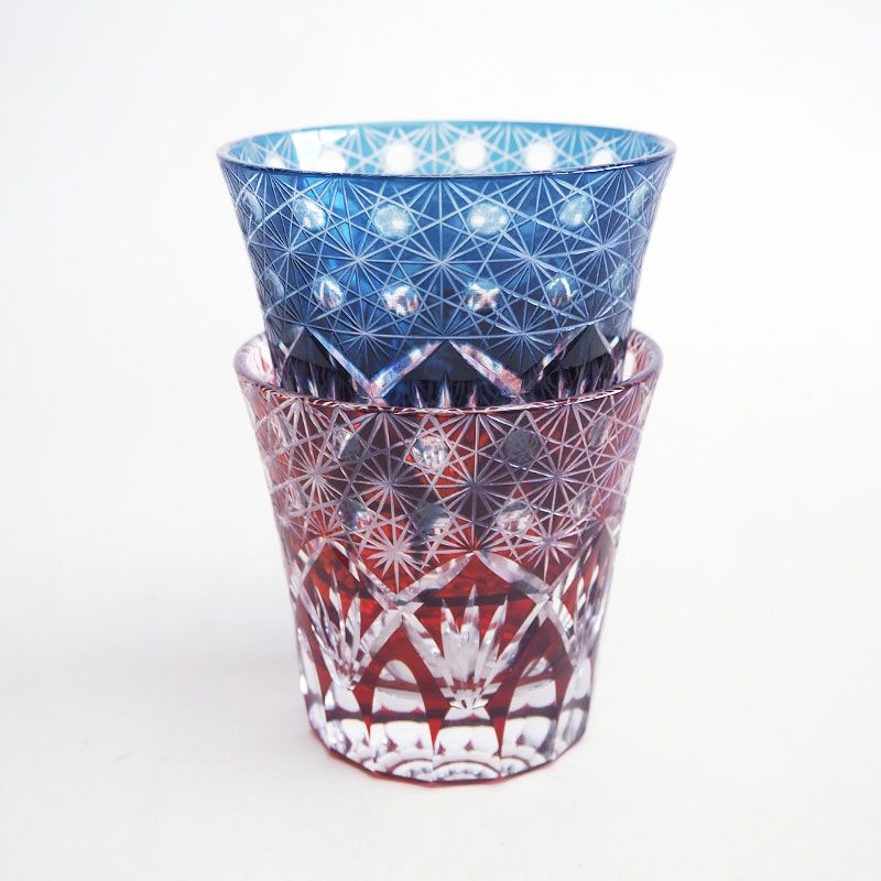 カットした面が透けて絵柄が重なり合うように見えます