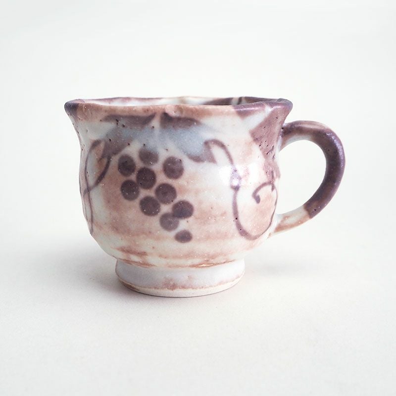 ぶどうの絵柄が特徴的です