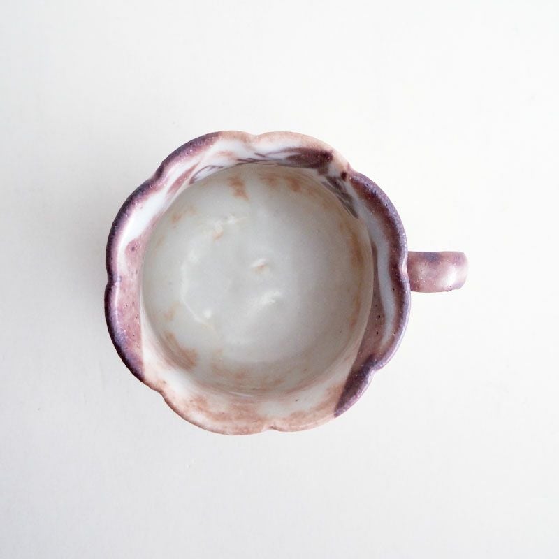 丸みを帯びた飲み口です