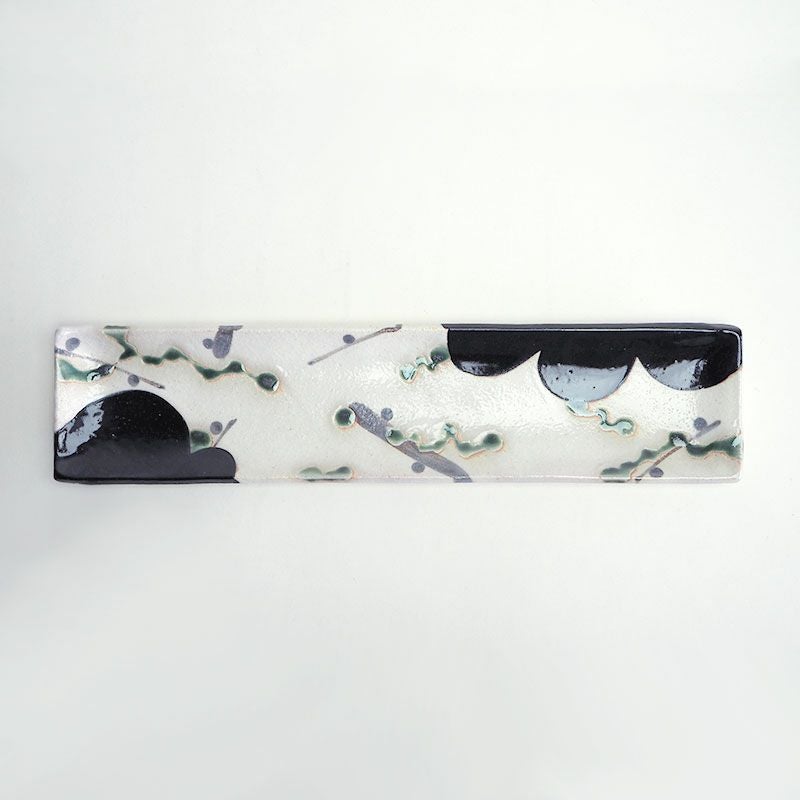 黒織部と白地に絵柄のコントラストが美しい