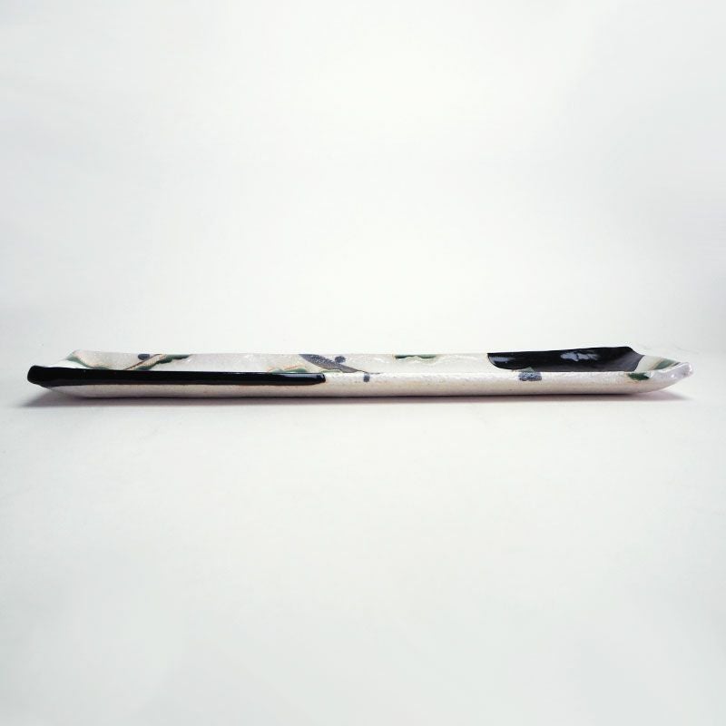 料理が映える薄い形状です