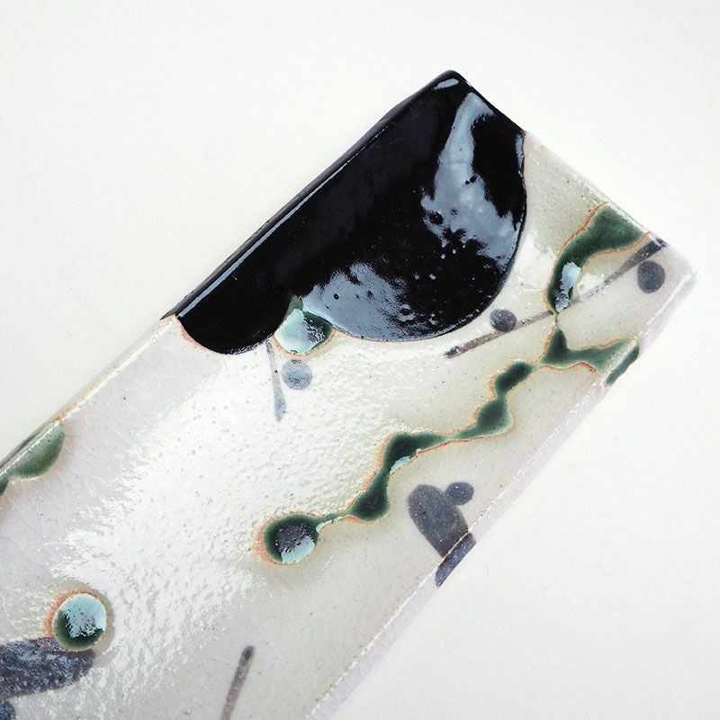 黒織部特有の黒と白のコントラストが美しい