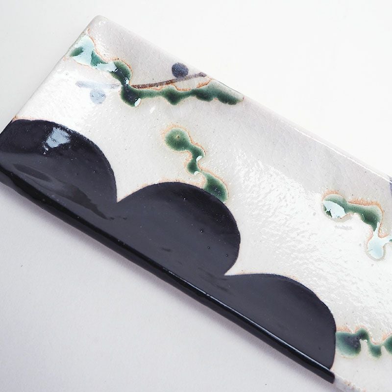 黒織部特有の黒と白のコントラストが美しい