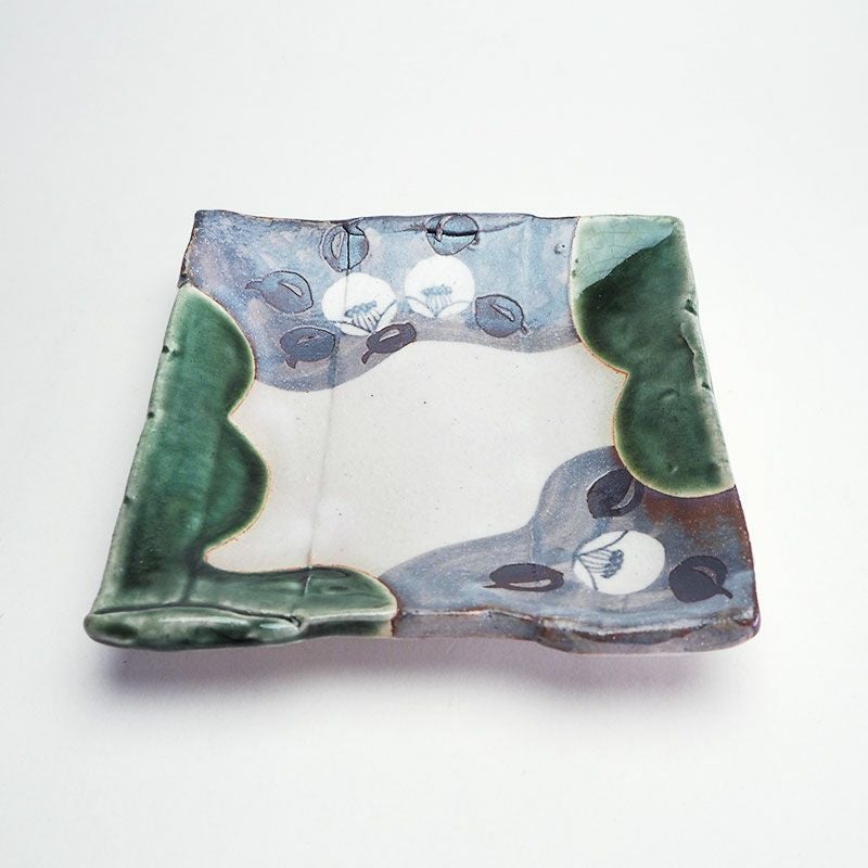 織部釉独特の緑が印象的な器です