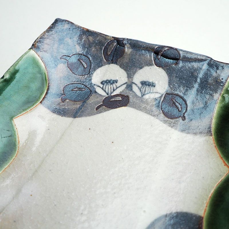 緑と鼠色が織り成す独特の風合いをお楽しみください