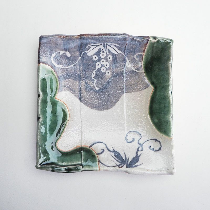 織部ぶどう文角皿 17cm|和食器通販|織部 Online Store【公式】 織部ぶどう文角皿 17cm|和食器通販|織部 Online Store【公式】