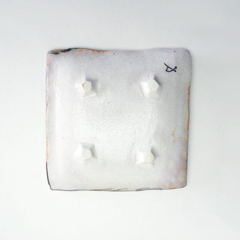 四か所に足が付いた裏です