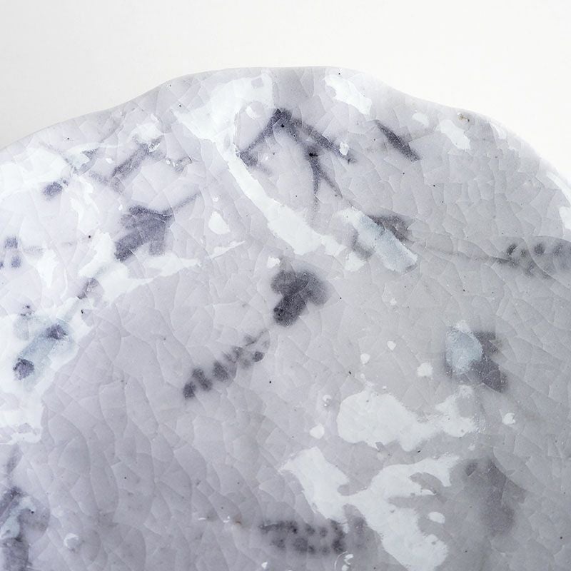 長石釉特有のガラス質のやさしい白地です