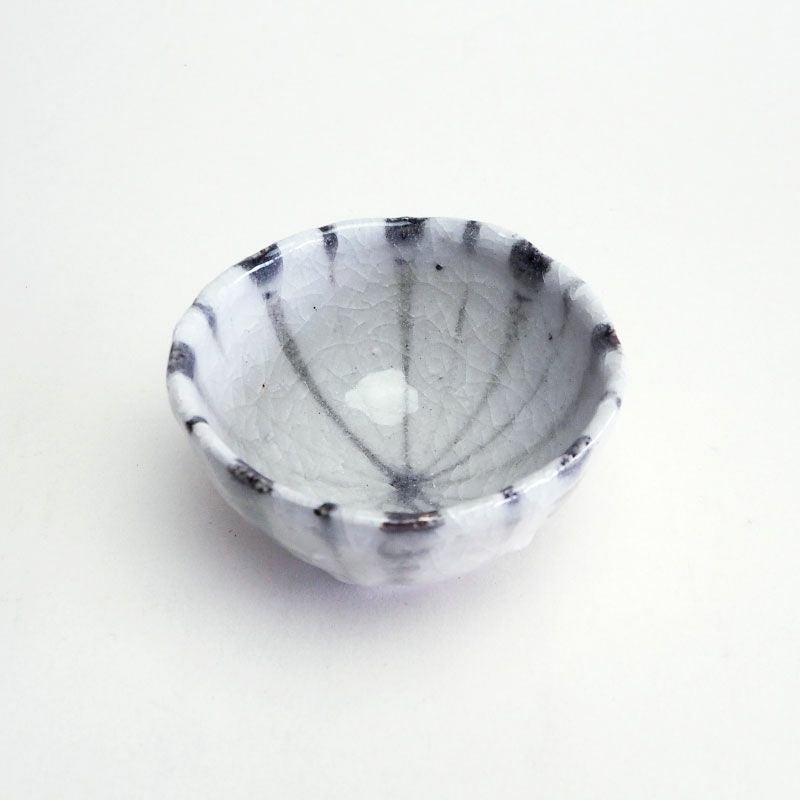 伝統的な手法をモダンな感覚で表現した器です