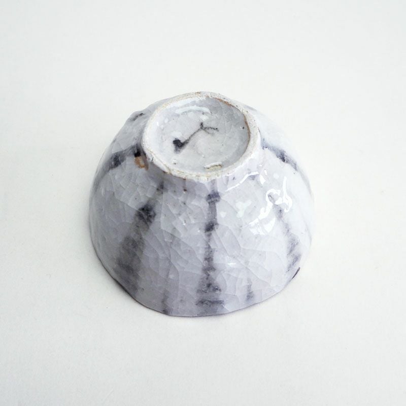 長石釉特有のガラス質のやさしい白地です