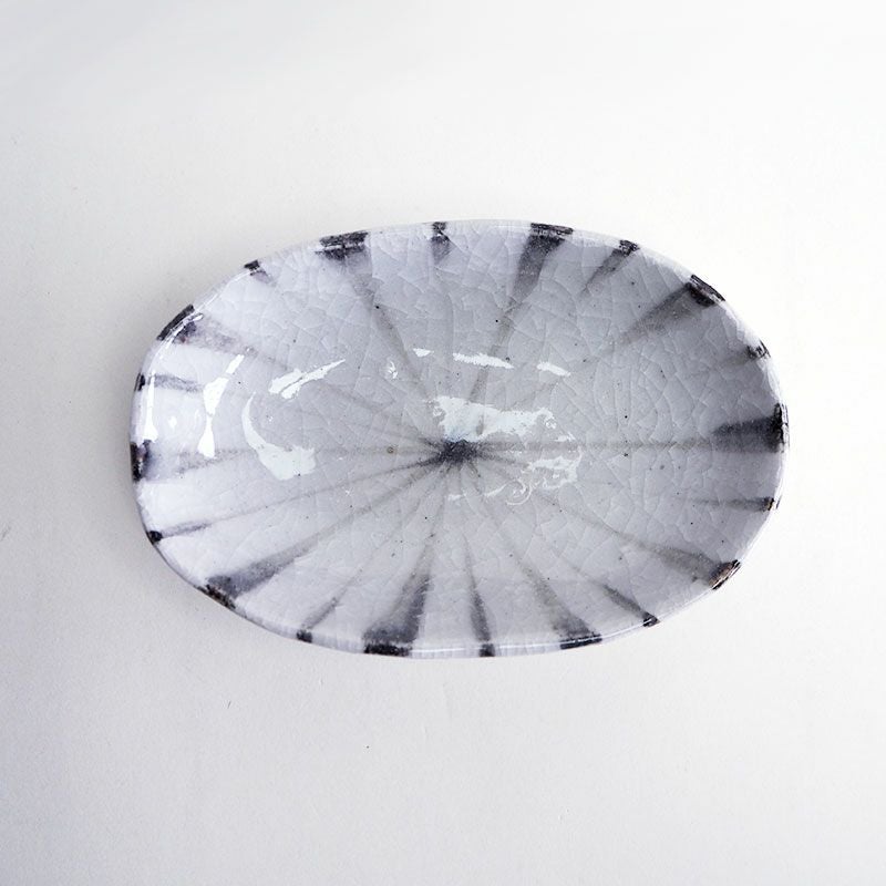 伝統的な手法をモダンな感覚で表現した器です