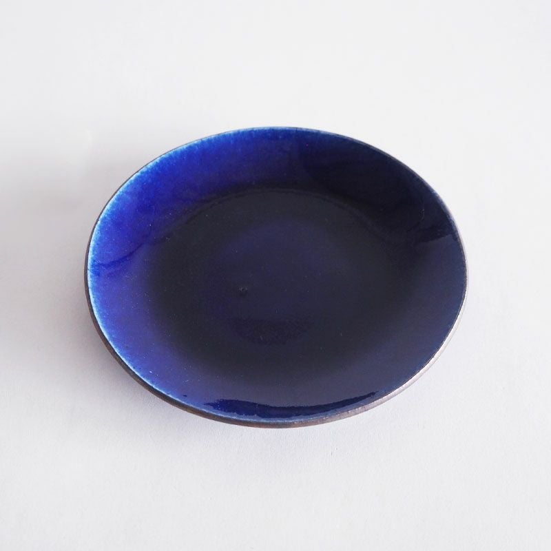 深い透明感のあるルリ釉が印象的です