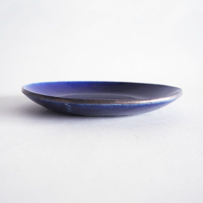 伝統的な手法をモダンな感覚で表現した器です