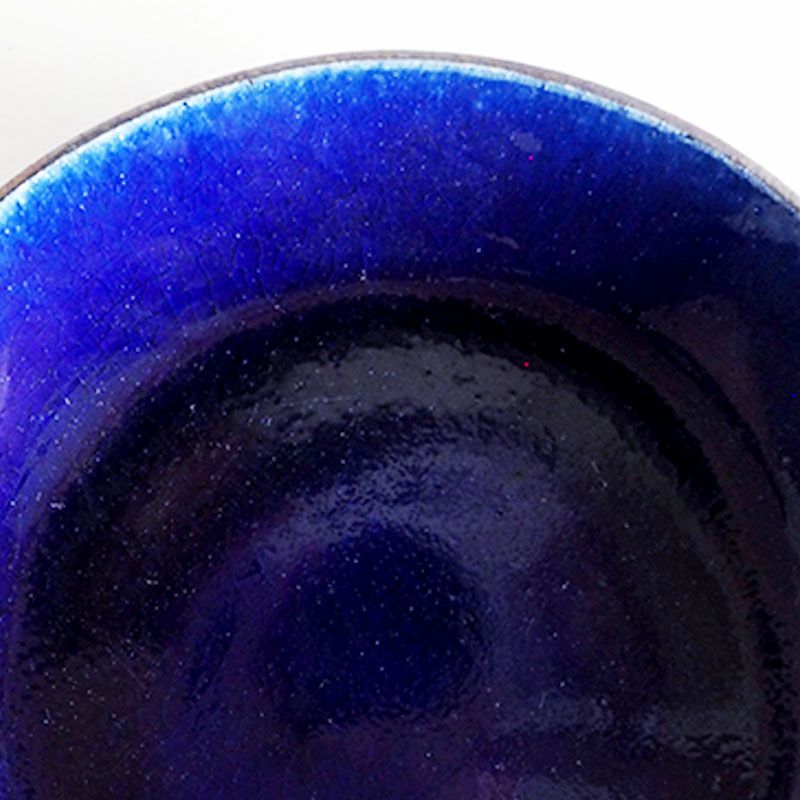 吸い込まれるような深い青