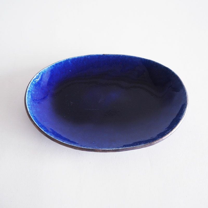 深い透明感のあるルリ釉が印象的です