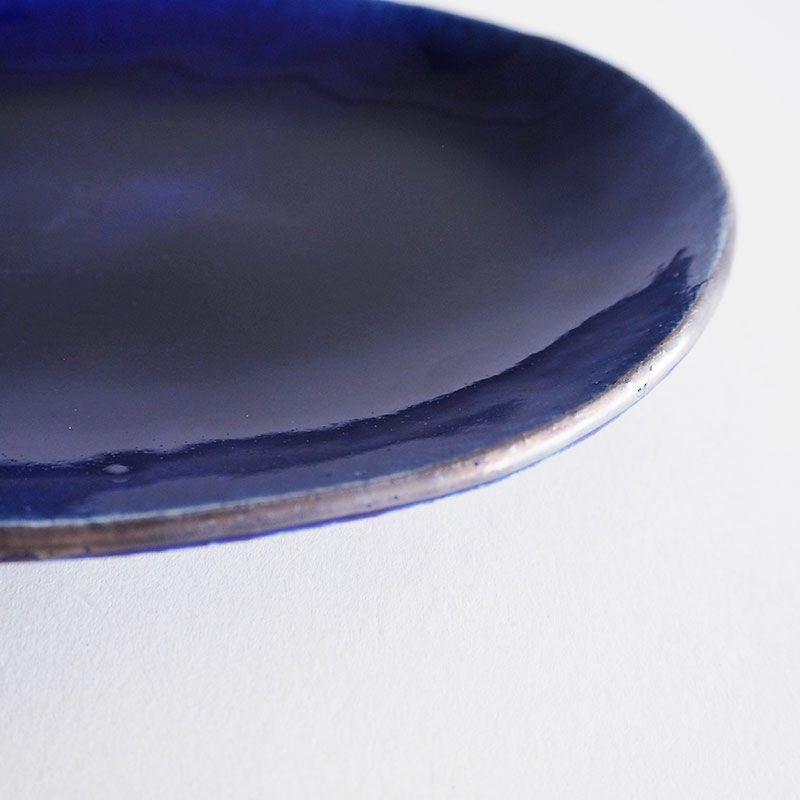 吸い込まれるような深い青が印象的