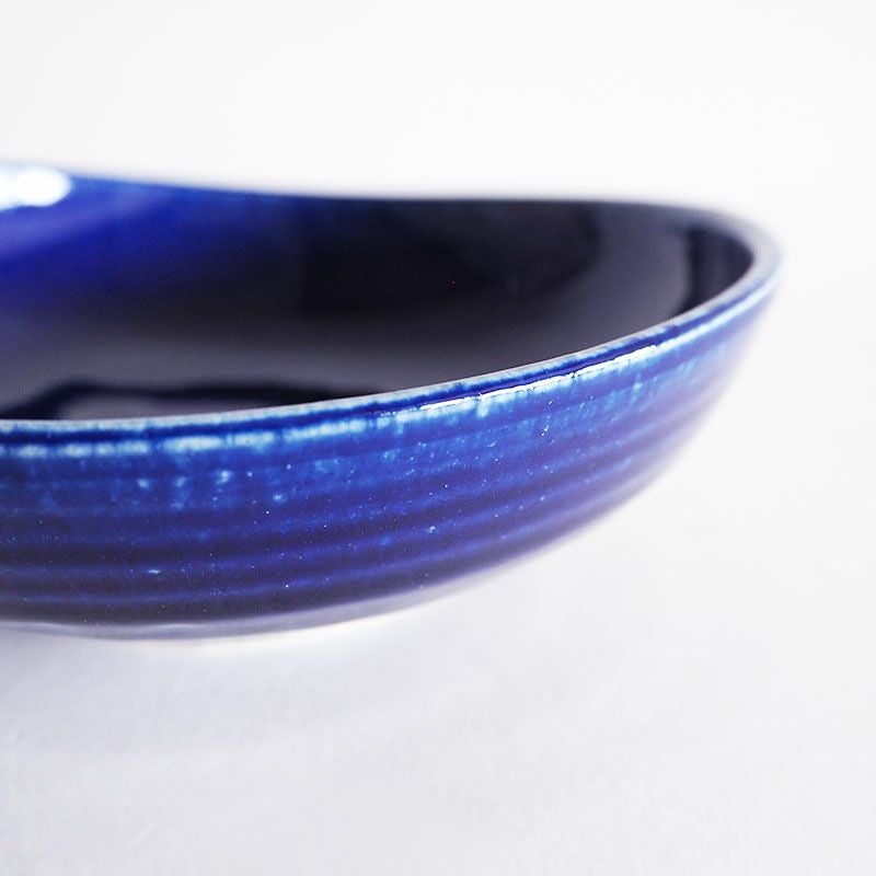 側面には稜線模様が施されています